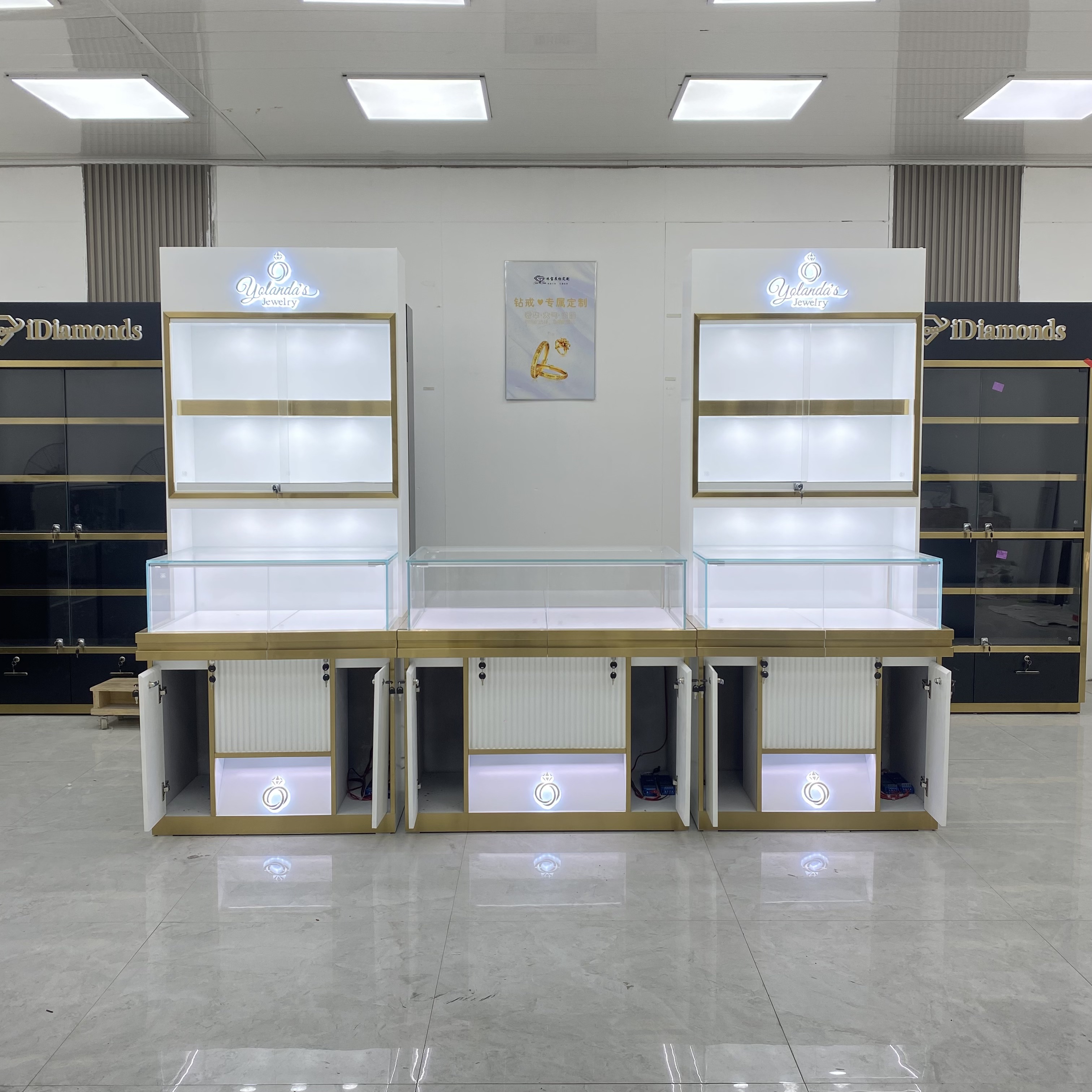 Countertop vs Floor-Standing Jewelry Display Cabinets